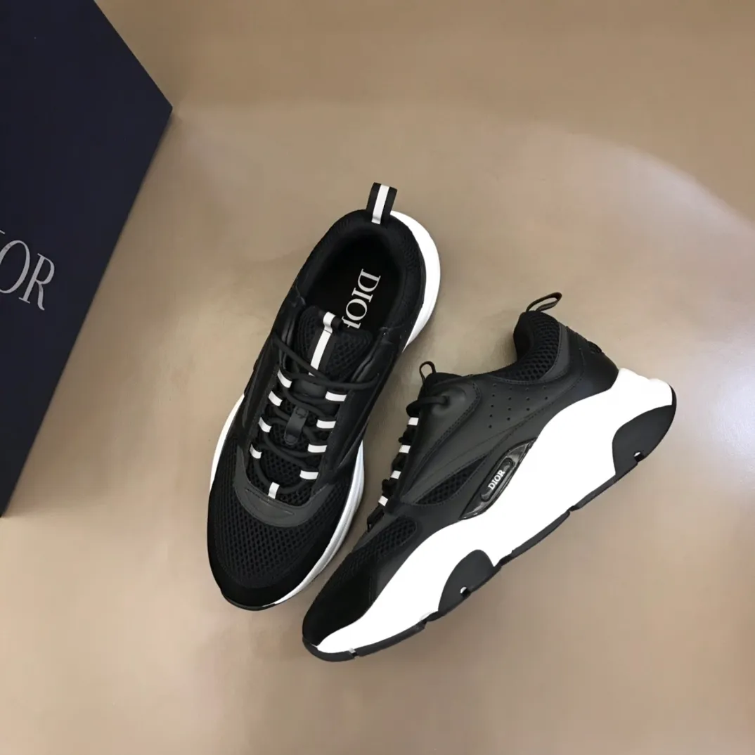 Factory price: 480💰 ◾️▫️Dior D®️ x 🆕 (high version) B22 men's jogging fashion sneakers, this single product draws inspiration from retro jogging shoes. It adopts a thick low-top design, with an upper made of black cow leather and mesh fabric, and a black and white engraved rubber sole. Black mesh fabric tongue and heel counters complement black laces, with an embossed "Di~r" logo embellishment on the side. These sneakers can be mixed and matched with a classic suit for a sporty chic look! Size: 39-45 (38, 46 can be customized)